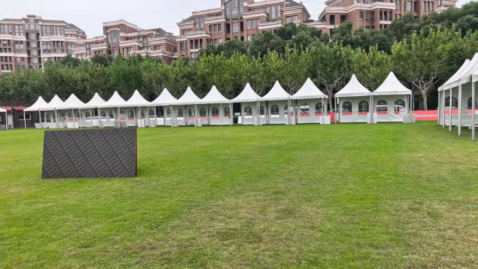 草坪活动场地上的白色尖顶篷房组合